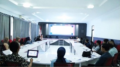 KOMISIONER KPID Sumut dan tenaga pemantau saat rapat monitoring dan evaluasi di Aula KPID Sumut. Waspada/Ist