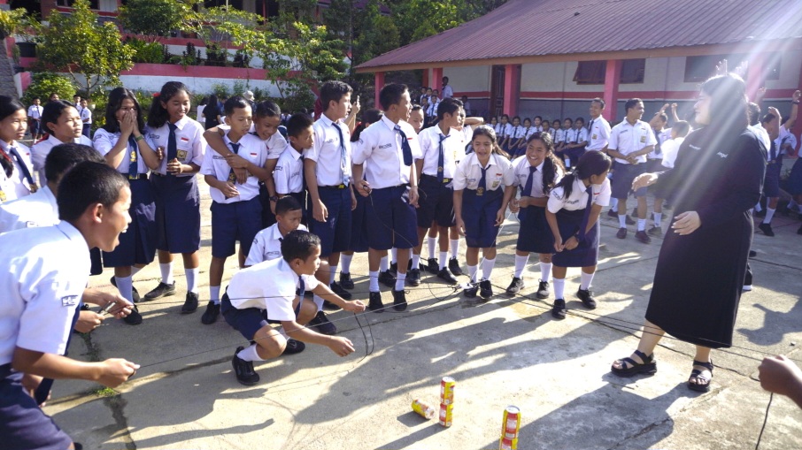 Strive bersama para volunteer juga mengadakan kegiatan team building kepada para siswa SMP 4 Muara yang terletak di Desa Sibandang. Kegiatan team building berupa permainan-permainan yang memiliki esensi kerja sama. Nilai kerja sama yang disampaikan melalui permainan bertujuan agar para siswa memahami bahwa dalam menjaga kelestarian alam perlu adanya kerja sama.