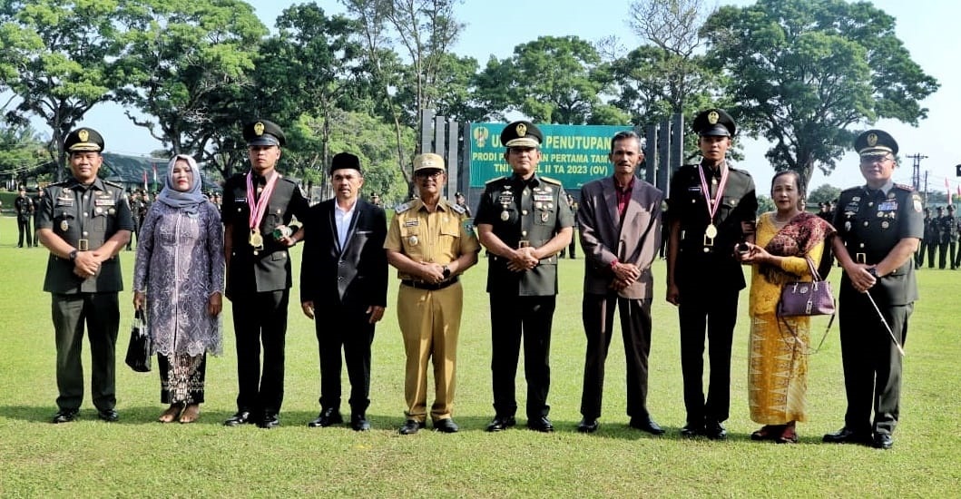 Wabup Simalungun H.Zonny Waldi bersama Kasdam I/BB, Brigjen TNI Refrizal saat menghadiri Upacara Penutupan Diktama TNI AD Gel. II TA 2023, di lapangan Rindam I/BB, Pematang Siantar, Rabu (13/3).(Waspada/ist).