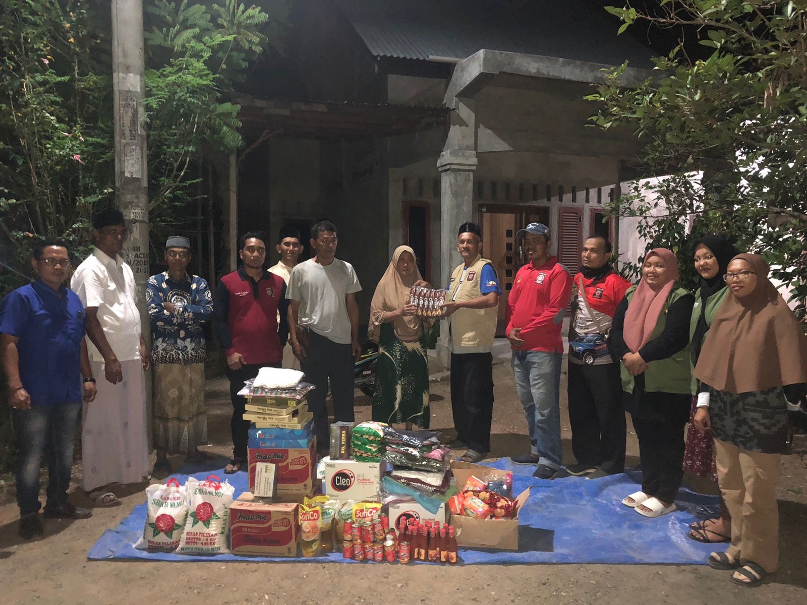 Plt Kadis Sosial Aceh Besar Aulia Rahman serahkan bantuan masa panik yang diterima langsung Korban kebakaran Burhanuddin di Gampong Tanjung, Kecamatan Ingin Jaya, Aceh Besar Rabu (13/3) malam. (Waspada/Ist)