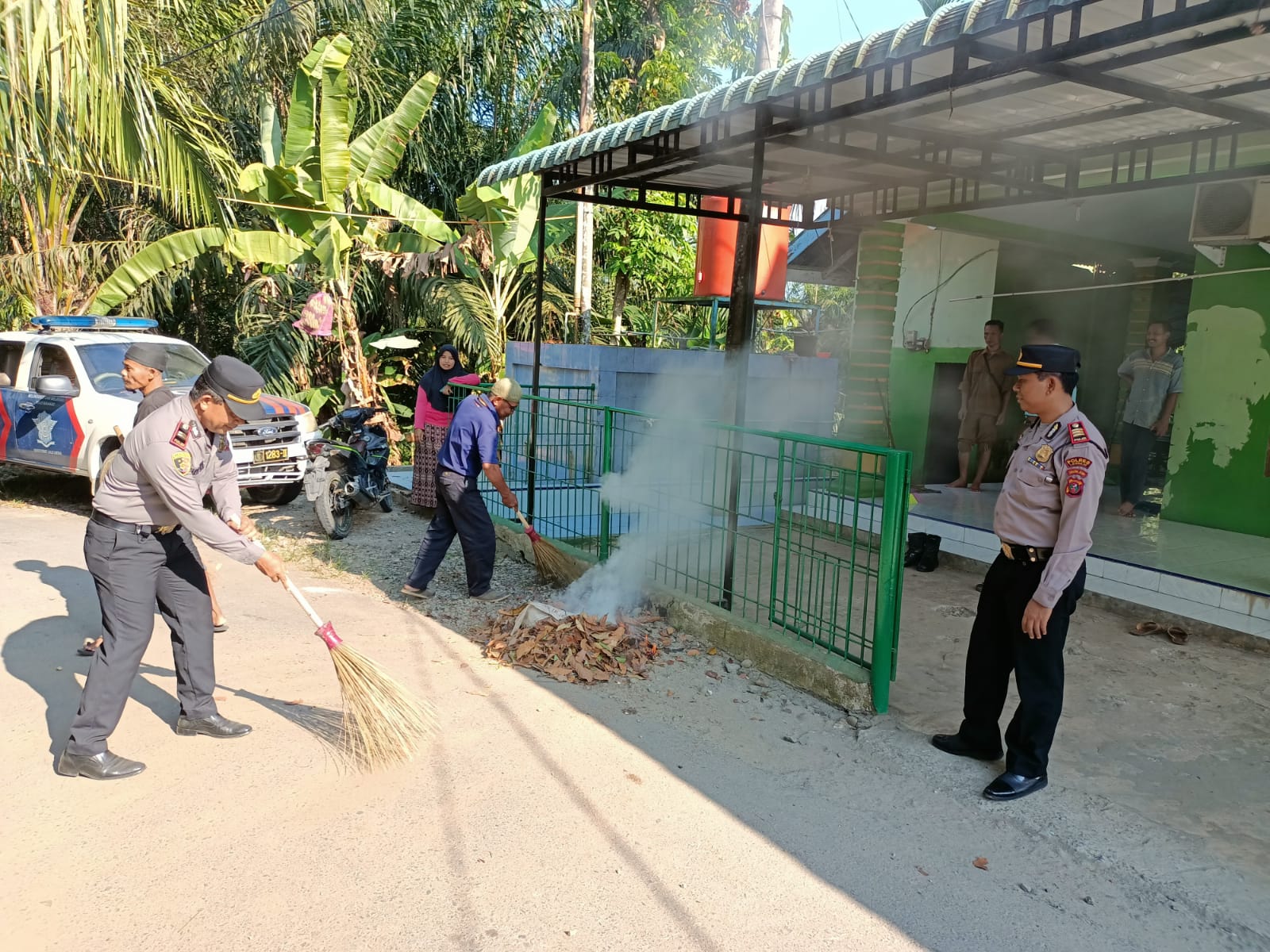 Kapolsek P. Brandan, AKP Irwanta Sembiring, SH, MH, bersama anggota dan masyarakat Desa Lubuk Kasih, Kec Brandan Barat, Kab.Langkat membersihkan musala, Rabu(20/3/24). Waspada/ist