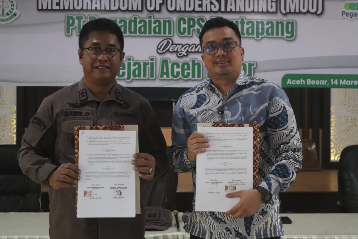 Kajari Aceh Besar, Basril G bersama Pimpinan Cabang PT Pegadaian Syariah Keutapang, Ronal Fahrizan memperlihatkan MoU yang ditandatangani bersama, Kamis (14/3). (Waspada/Ist)