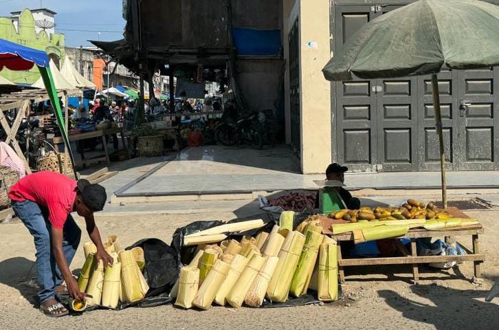 Pedagang merapikan timun suri untuk dijual ke pembeli Pasar Takjil Kota Idi, Aceh Timur, Selasa (19/3). Waspada/H.Muhammad Ishak