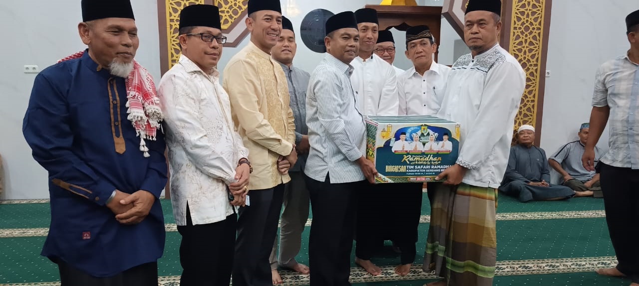 Bupati Sergai Darma Wijaya didampingi Kapolres Sergai Oxy Yudha Pratesta, SIK, Dandim 0204/DS Letkol Alex Sandri, Ketua DPRD Ilham Ritonga, SE menyerahkan bantuan kepada kenaziran masjid. Waspada/Darmawan.