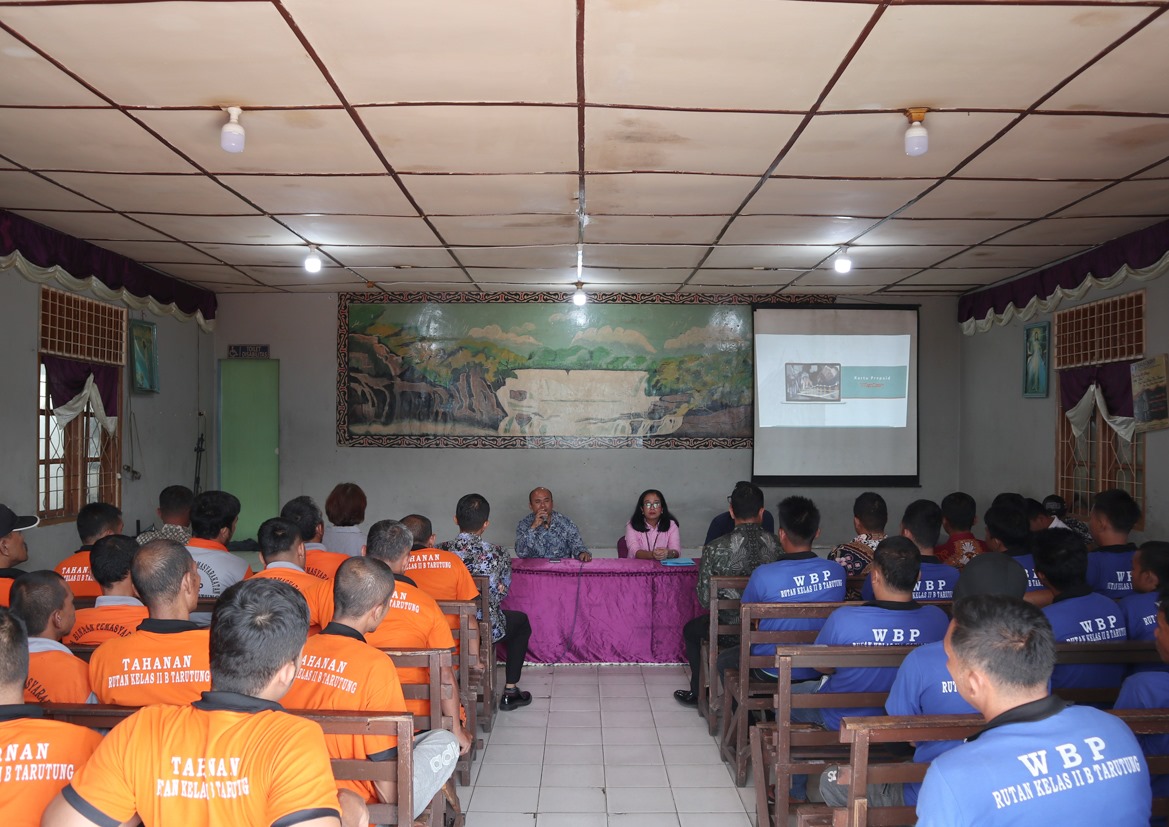 Rutan Kelas IIB Tarutung bersama Tim Kantor Cabang Bank Negara Indonesia (BNI) Tarutung sosialisasi penggunaan TapCash kepada Warga Binaan Pemasyarakatan (WBP), di aula Rutan setempat, Jumat (1/3). Waspada/ist