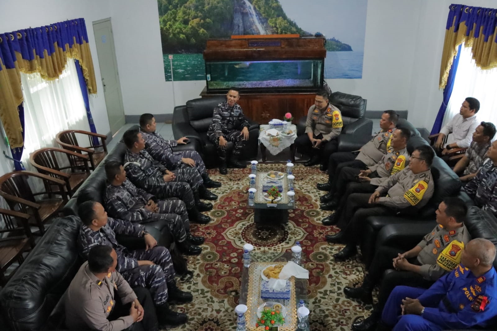 Kapolres Achmad Fauzy dan PJU Polres Sibolga diterima Danlanal Sibolga, Letkol Laut (P) Robiyanto dan jajarannya saat berkunjung ke Mako Lanal Sibolga, Kamis (7/3). Waspada/ist