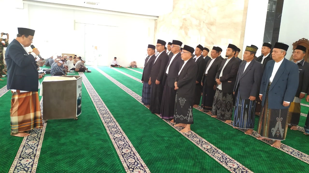 Sekretaris Umum MUI Sumut Prof.Dr.Asmuni MA (kiri) saat mengukuhkan pengurus DP MUI Padangsidimpuan Masa Khidmat 2023-2028 di Masjid Agung Al-Abror Padangsidimpuan, Kamis (7/3).Waspada/Mohot Lubis