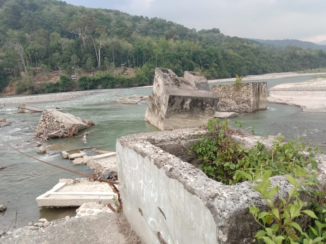 Jembatan Mendabe yang putus belum juga dilakukan perbaikan. Waspada/Ali Amran