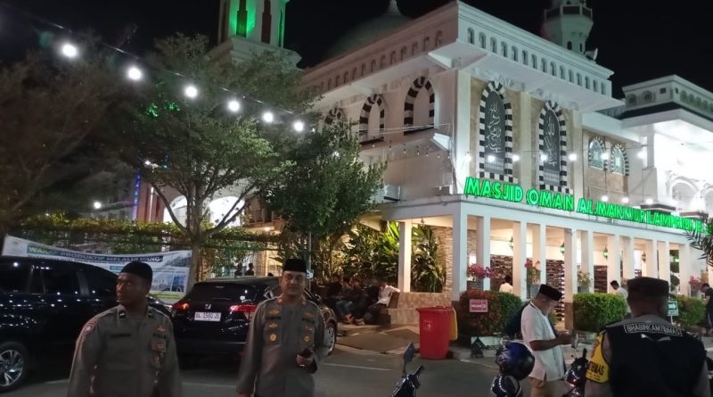 Personel Polresta Banda Aceh dan Polsek jajaran berjaga di depan masjid untuk memberikan rasa aman dan nyaman kepada jamaah yang sedang menjalankan ibadah shalat Tarawih. (Waspada/Zafrullah)