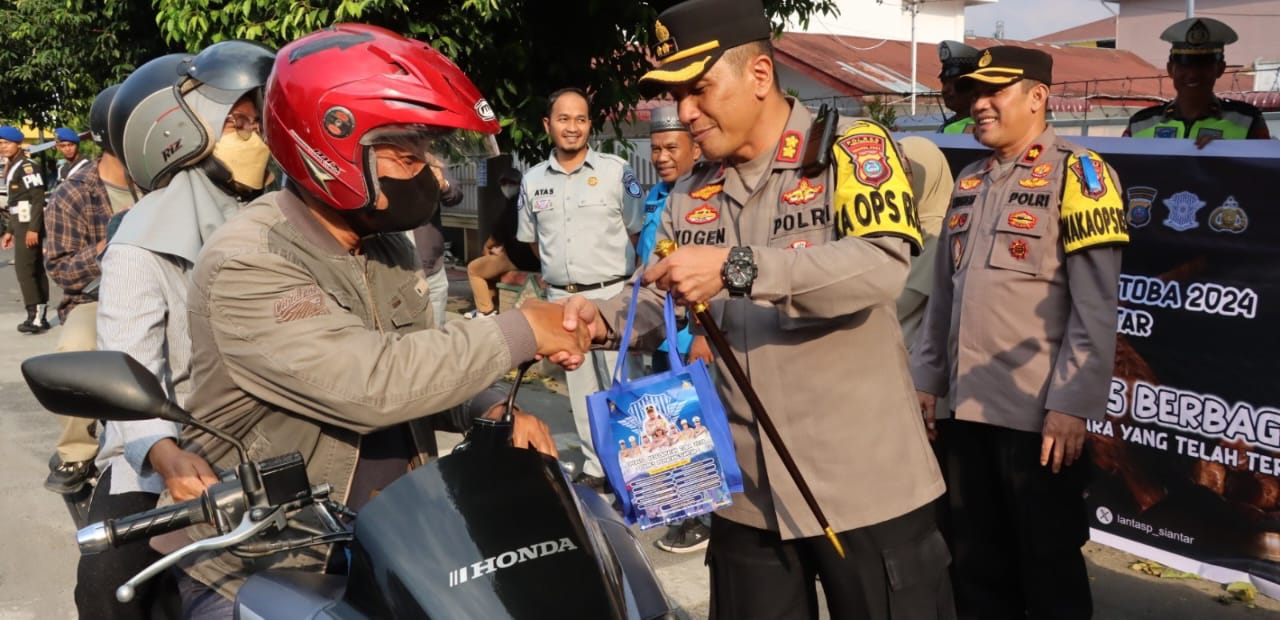 Polres P.Siantar Bagikan Takjil Kepada Masyarakat Tertib Berlalulintas