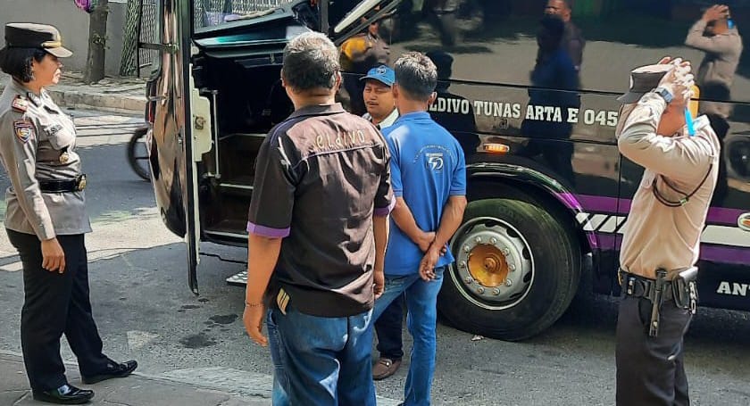 Kasat Binmas Polres Pematangsiantar AKP Jahrona Sinaga (paling kiri) bersama Ps Kanit Binpolmas Sat Binmas Aiptu Sahyadi Damanik dan Ba Sat Binmas Brigadir Syamsul Bachri melaksanakan edukasi Operasi Keselamatan Toba 2024 di loket bus Eldivo, Jl. Pattimura, Kel. Pahlawan, Kec. Siantar Timur, Senin (18/3) siang.(Waspada-Ist).