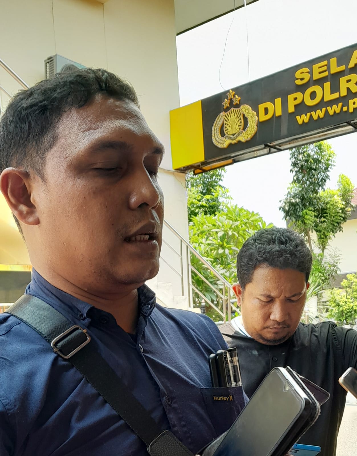 THOMAS Tarigan memberikan keterangan kepada wartawan di Mapolrestabes Medan, Kamis (14/3). Waspada/Andi Aria Tirtayasa