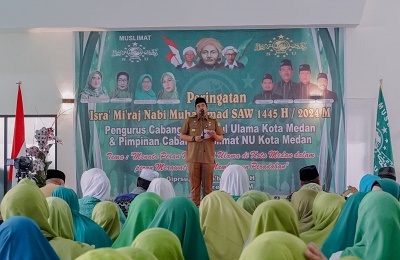 WALI Kota Medan Bobby Nasution, saat menghadiri Isra Miraj Nabi Muhammad SAW 1445 H yang digelar Pimpinan Cabang Muslimat Nahdatul Ulama (PC Muslimat NU) di Gedung Kampung Beasiswa PRSU, Jalan Jenderal Gatot Subroto Medan, Senin (4/3). Waspada/ist