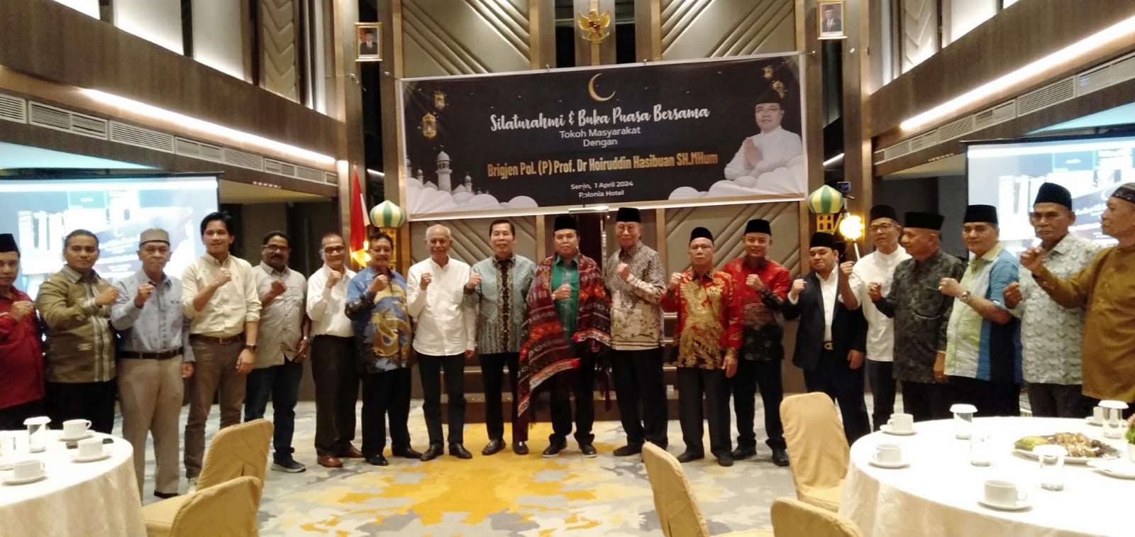 BRIGJEN Pol (Purn) Prof Dr Hoiruddin Hasibuan SH, MHum, berfoto bersama tokoh masyarakat, tokoh adat dan ulama, serta mantan birokrat dalam silaturahmi Buka Puasa Bersama di Hotel Polonia Medan, Senin (1/4/2024). Waspada/ist