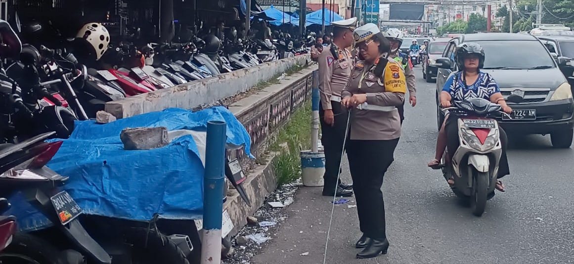 Kerap Bahu Jalan Pasar Horas Jadi Tempat Parkir, Sat Lantas Polres Pasang Tolo-tolo