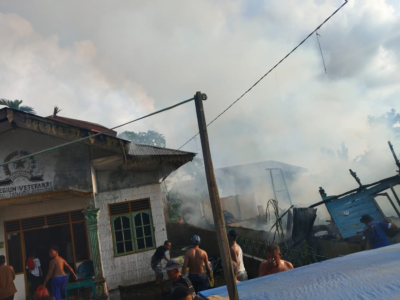 Liburan Di Pantai, Rumah Semi Permanen Ludes Terbakar