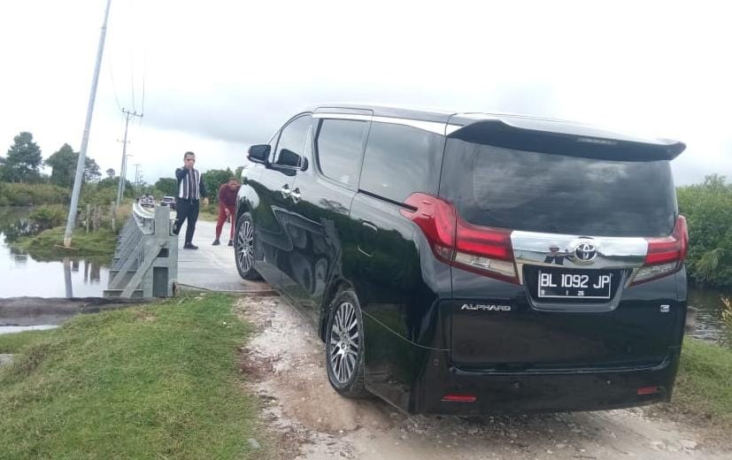 Jajal Jalan Kilangan-Kuala Baru, Mobil Rombongan Pj Gubernur Kandas