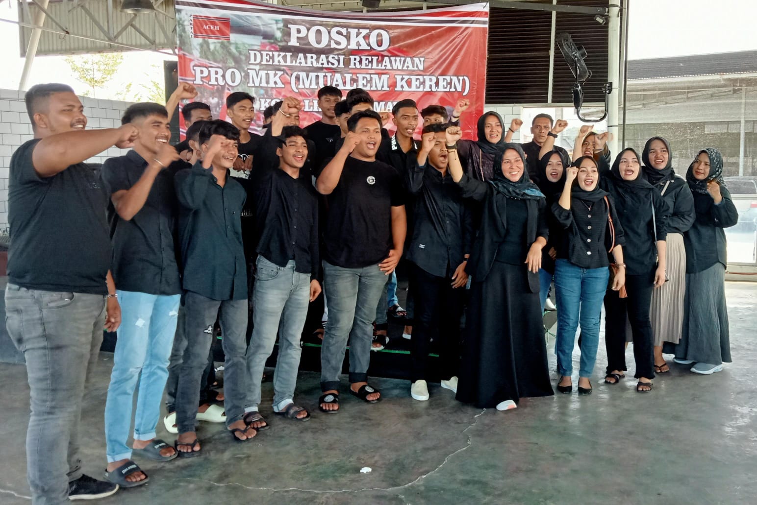 Para pemuda dan pemudi yang tergabung dalam Barisan Pro Mualem Keren (Pro MK) di Kota Lhokseumawe, Sabtu (27/5), mendeklarasikan dukungan terhadap Bacagub Partai Aceh Muzakkir Manaf ikut kontestasi di Pilkada mendatang. Waspada / Zainuddin. Abdullah