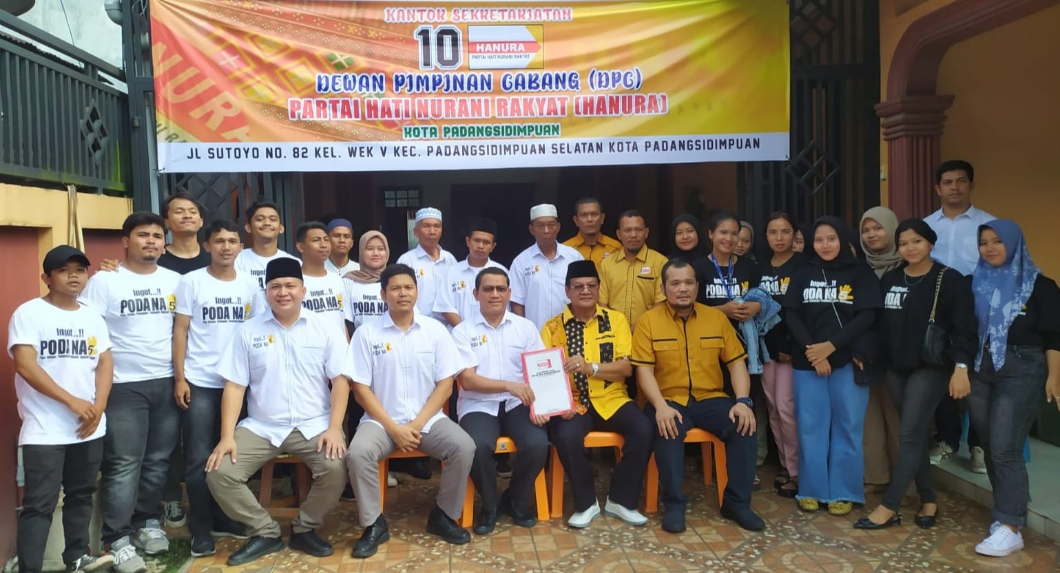 Balon Wali Kota Padangsidimpuan Jon Sujani Pasaribu ( kiri) bersama tim Poda Na 5 diabadikan bersama Ketua DPC Hanura Padangsidimpuan H. Marataman Siregar SH (5 kanan) dan Ketua Tin Penjaringan Suwandi Sahputra Siregar, Sabtu (27/4). Waspada/Mohot Lubis