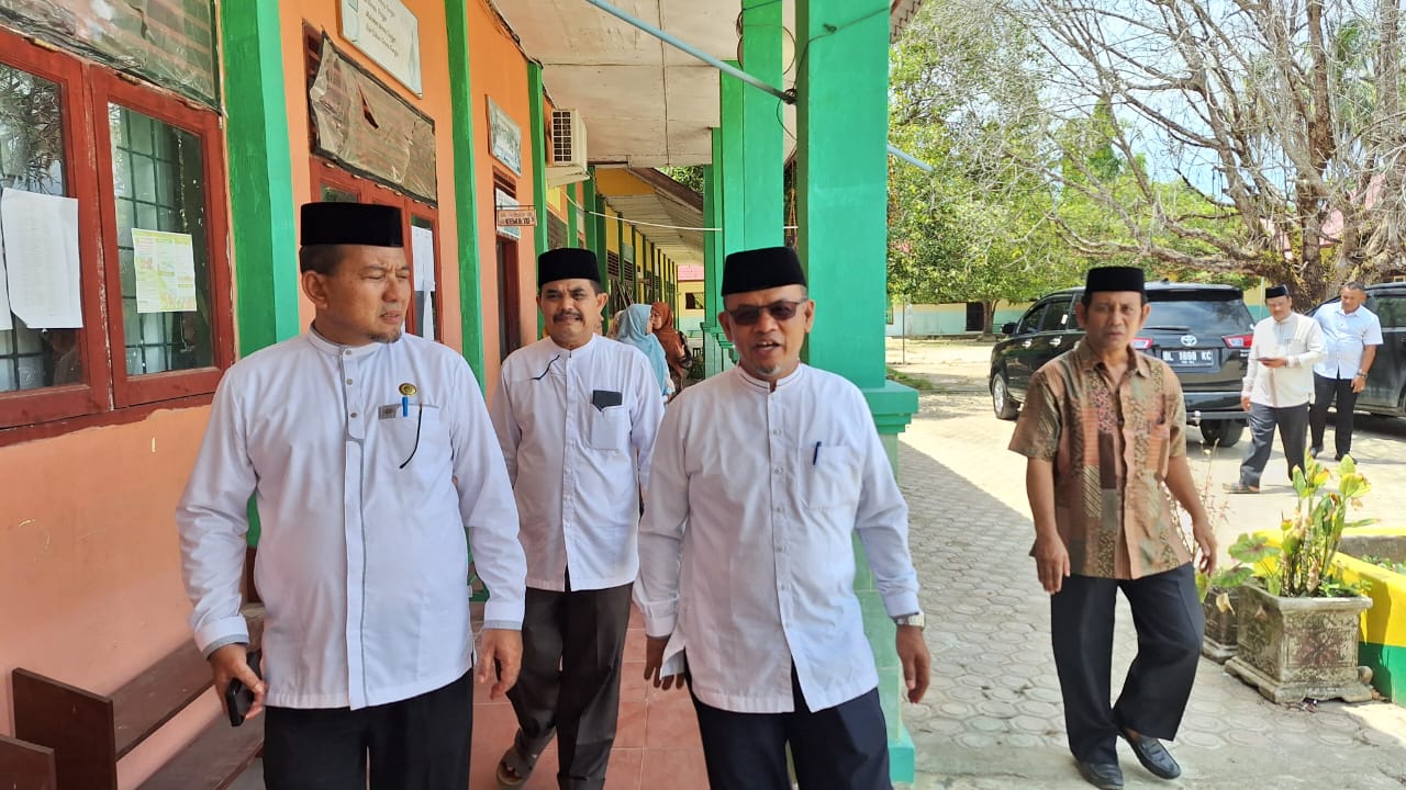 Kepala Kanwil Kemenag Aceh, H. Azhari, didampingi Kepala Kankemenag Aceh Timur, H Salamina, MAg, melakukan kunjungan kerja dalam rangka memberikan motivasi ke guru-guru di MTsN 7 Aceh Timur, Sabtu (27/4). Waspada/H. Muhammad Ishak