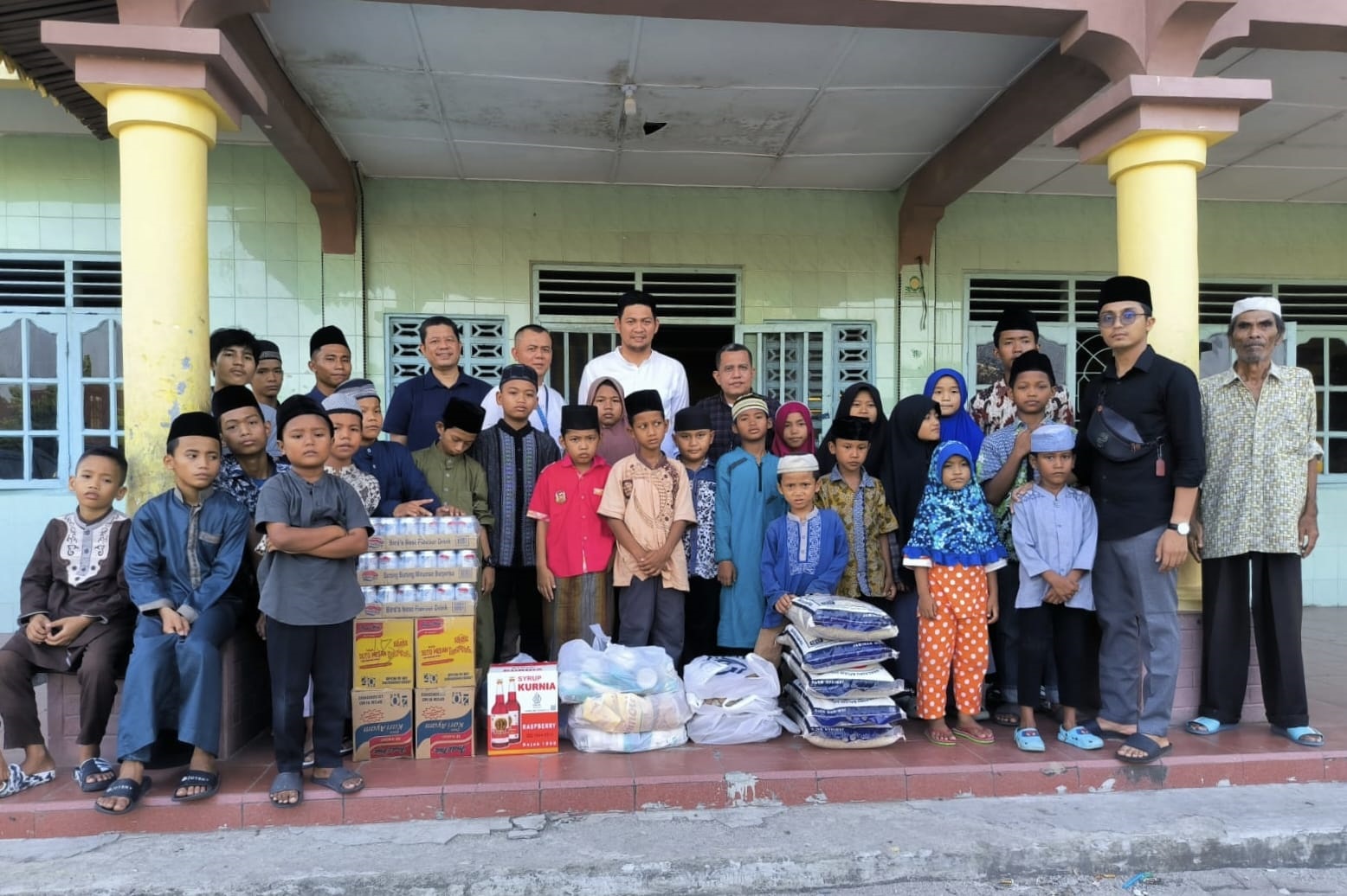 Pihak management PT Bank Rakyat Indonesia (BRI/tbk) Branch Office Lubukpakam berfoto bersama saat memberikan paket sembako. (Waspada/ist).