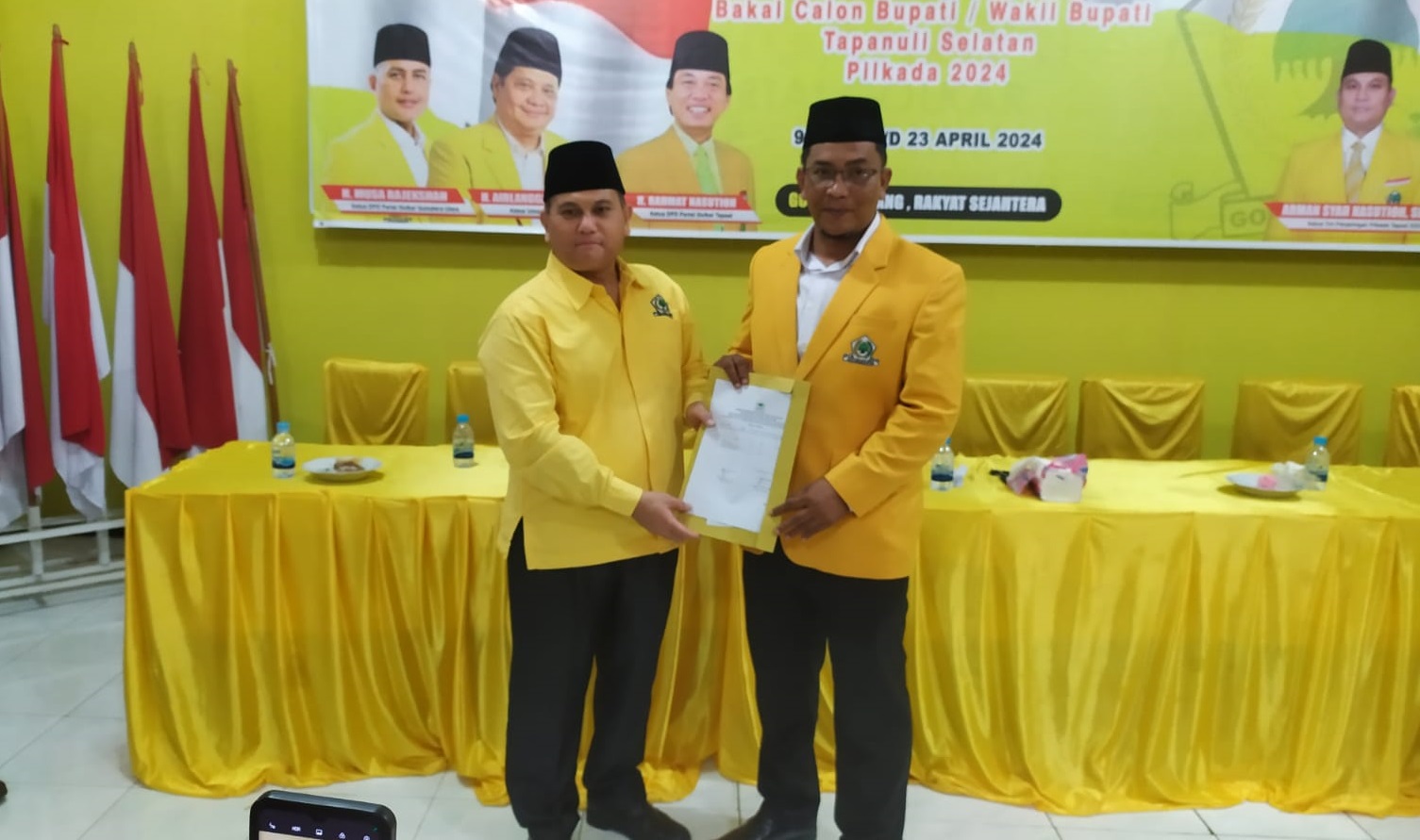 Rasyid Assaf Dongoran (kanan) foto bersama dengan Ketua Tim Pendaftaran dan Penjaringan DPD Golkar Tapsel, Armansyah Nasution, SH usai mendaftar sebagai Balon Bupati Tapsel di Kantor Golkar Tapsel, Rabu (22/4). Waspada/Mohot Lubis.