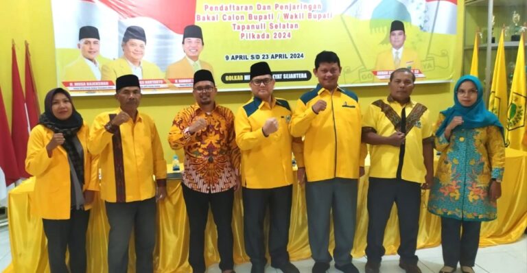 Balon Wakil Bupati Tapsel, Herman Ritonga, SE, MM (3 kiri) dan Edison Rambe, SE, MM ( 3 kanan) foto bersama dengan Tim Pendaftaran dan Penjaringan Balon Bupati dan Wakil Bupati DPD Partai Golkar Tapsel, Selasa (23/4). Waspada/Mohot Lubis.