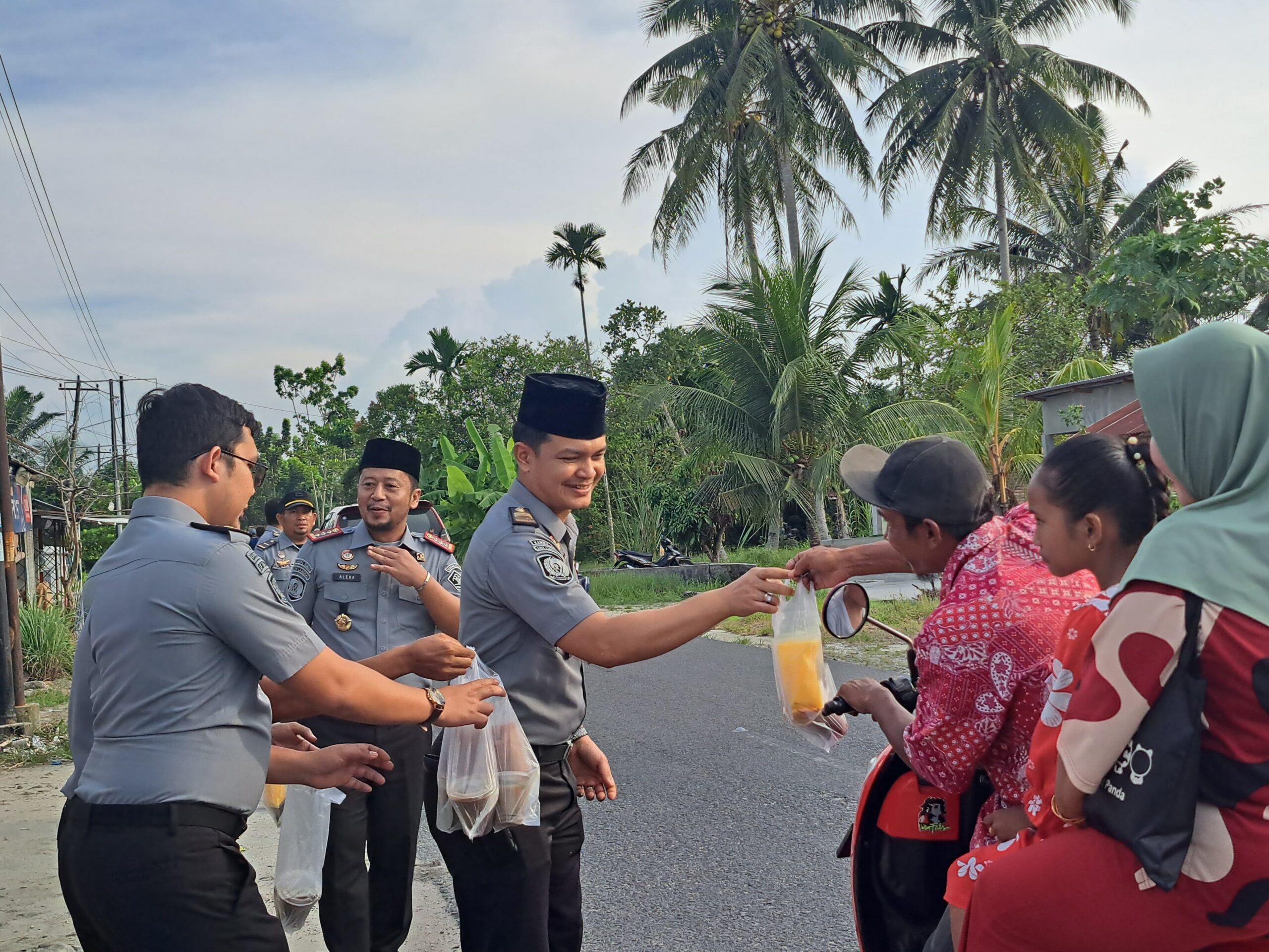   LAPAS Labuhan Ruku berbagi takjil gratis kepada pengguna jalan dan masyarakat. Waspada/Ist