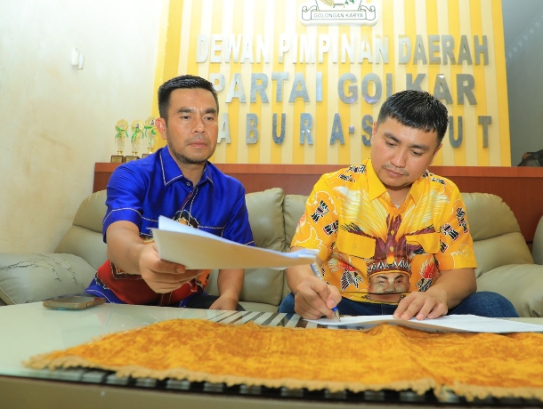 Hendri Yanto Dan Samsul Tanjung Serahkan Formulir Ke Partai Golkar