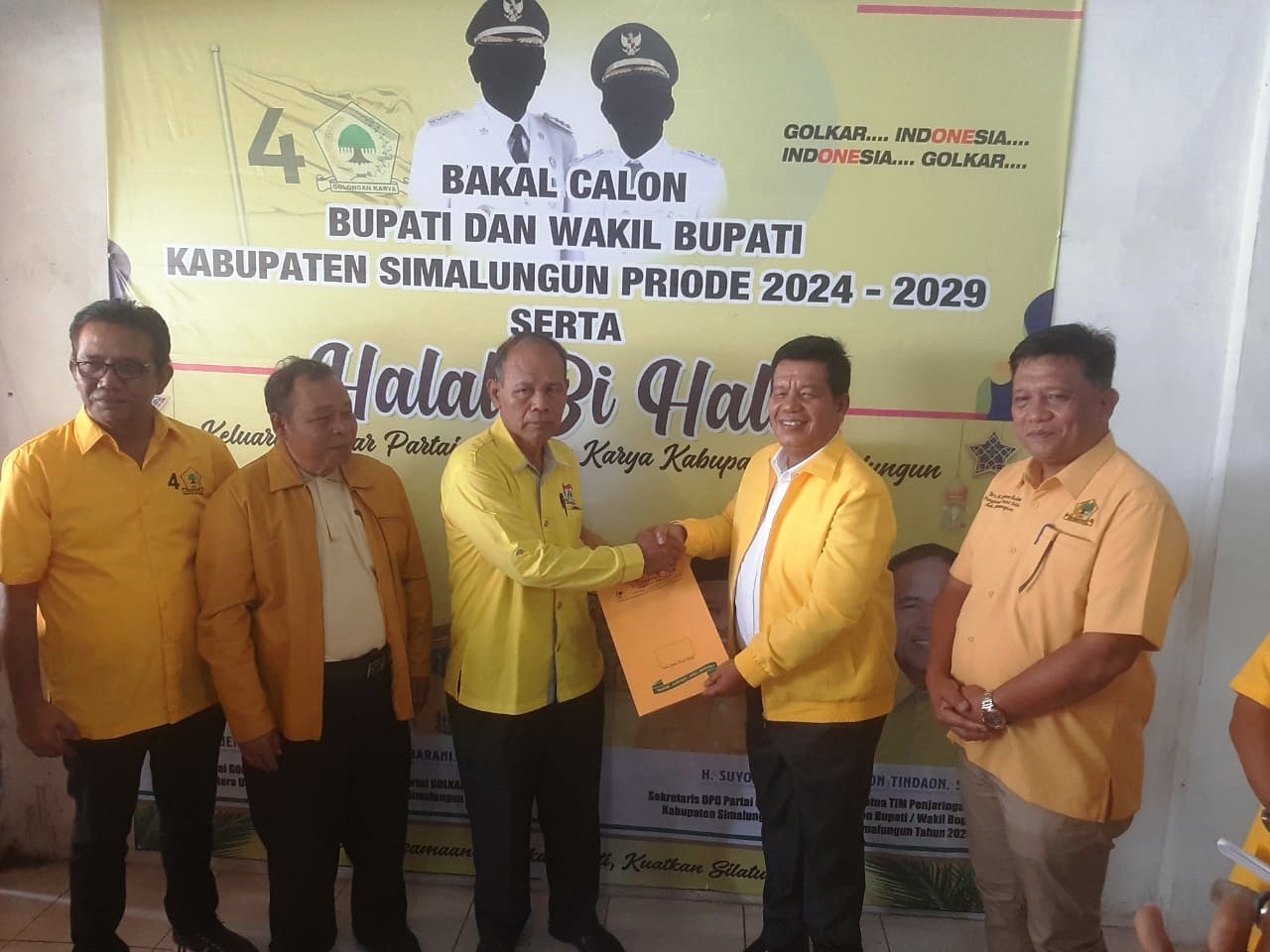 Radiapoh Hasiholan Sinaga menyerahkan berkas pendaftaran kepada Ketua Tim Penjaringan bakal calon Bupati/Wakil Bupati Simalungun di kantor DPD Partai Golkar Simalungun, Jalan Asahan Km.4 Kecamatan Siantar, Kamis (25/4).(Waspada/Hasuna Damanik).