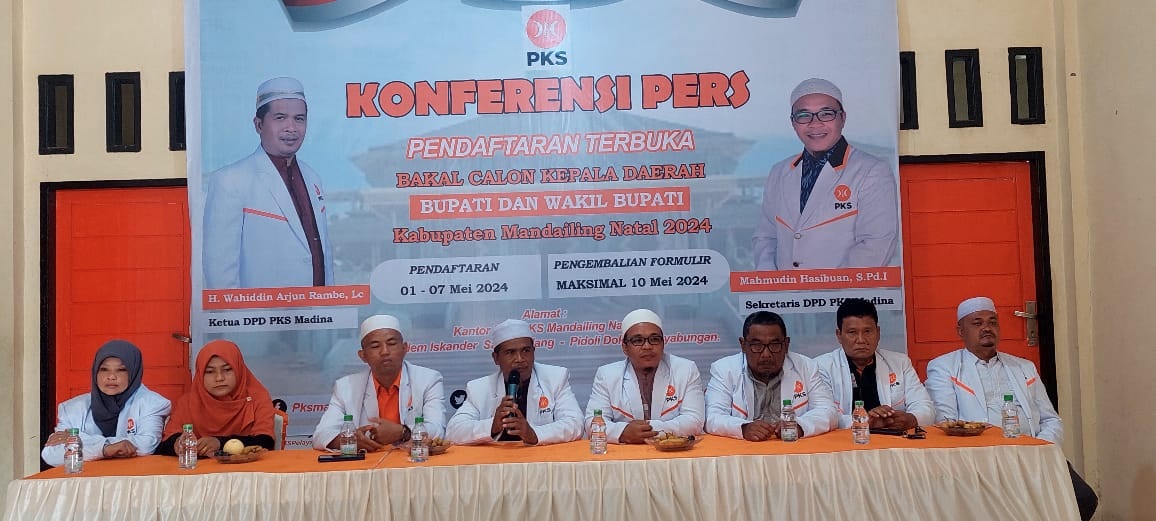 Ketua DPD PKS Madina Wahiddin Arjun Rambe, LC didampingi Sekretaris dan pengurus lainnya saat melakukan konfrensi Pers pembukaan penjaringan Bacakada Madina dikantor DPD PKS jalan Willem Iskandar Pidoli, Minggu, (28/04). Waspada/Ali Anhar Harahap.