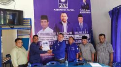 Mukmin Saleh Siregar diwakili Yusnar Gultom, S.Pd (2 kiri) bersama M.Hidayatullah Harahap, ST (kiri) saat menerima formulir pendaftaran Balon Bupati dan Wakil Bupati Tapsel dari Tim Pilkada DPD PAN Tapsel, Sawal Pane didampingi Harry Siregar, Senin (29/4). Waspada/Mohot Lubis.