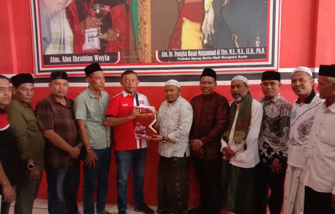 Abiya Tgk H Muhammad Paya Pasi, menyerahkan berkas Bakal Calon Bupati Aceh Timur H Sulaiman atau Tole, diterima Fattah Fikri, di Kantor DPW PA Aceh Timur di Peureulak, Senin (29/4). Waspada/Ist.