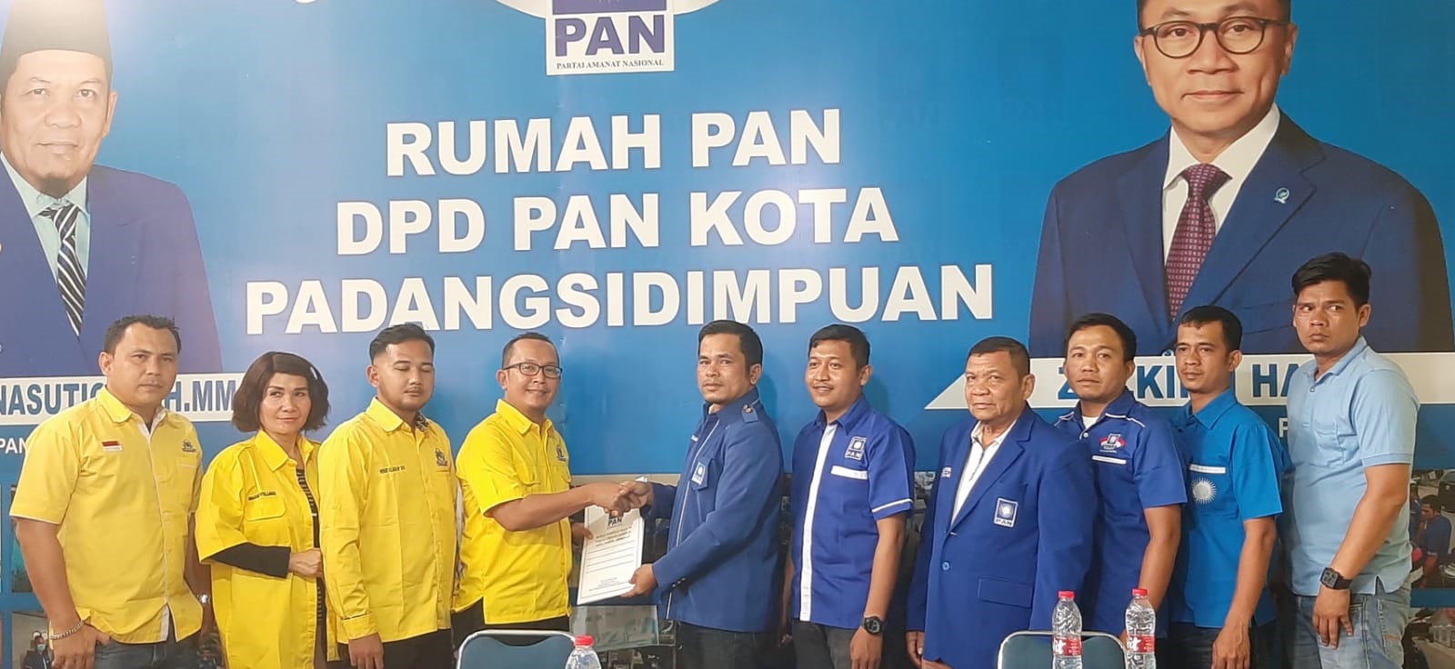 Tim Irsan Efendi Nasution terima formulir pendaftaran dari Tim Penjaringan yang disertai Ketua PAN Padangsidimpuan Erwin Nasution (empat dari kanan). (Waspada/Sukri Falah Harahap)