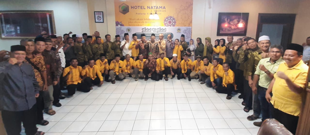 Syahrul M. Pasaribu foto bersama PPASN dan KTNA Tapsel serta komunitas Sahabat Syahrul Pasaribu pada halal bi halal di Natama Hotel Padangsidimpuan. (Waspada/Sukri Falah Harahap)