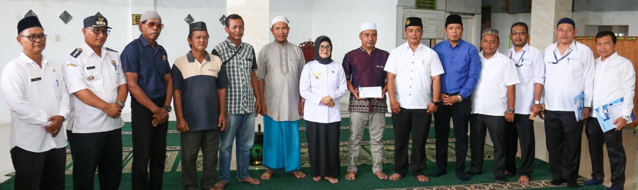 Wali Kota Pematangsiantar Susanti Dewayani (tujuh kiri) pose bersama dengan pengurus masjid dan lainnya saat Ramadan berbagi bersama Perumda Tirtauli dengan mengunjungi empat masjid dan menyerahkan bantuan ke masing-masing masjid, Rabu (3/4).(Waspada-Ist).