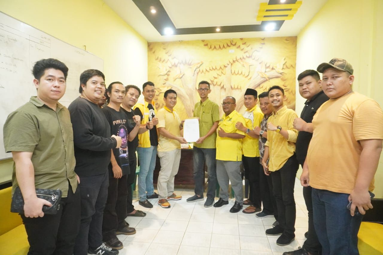 Foto bersama Akong beserta rombongan saat menyerahkan formulir pendaftaran kepada Sekertaris DPD Partai Golkar Kota Tebingtinggi, Selasa (23/4). Waspada/Kristian Brahmana