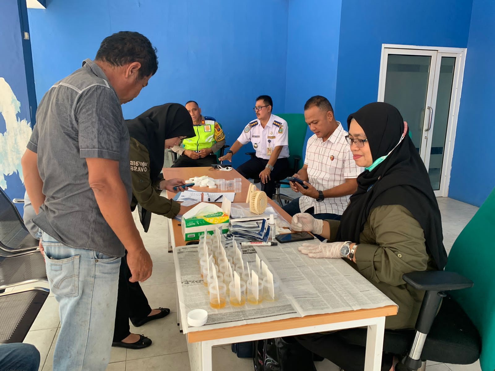 Polres Sibolga dan instansi terkait test urine pengemudi angkutan umum yang berada di sekitar Areal Terminal Sibolga , Rabu (3/4). Waspada/ist