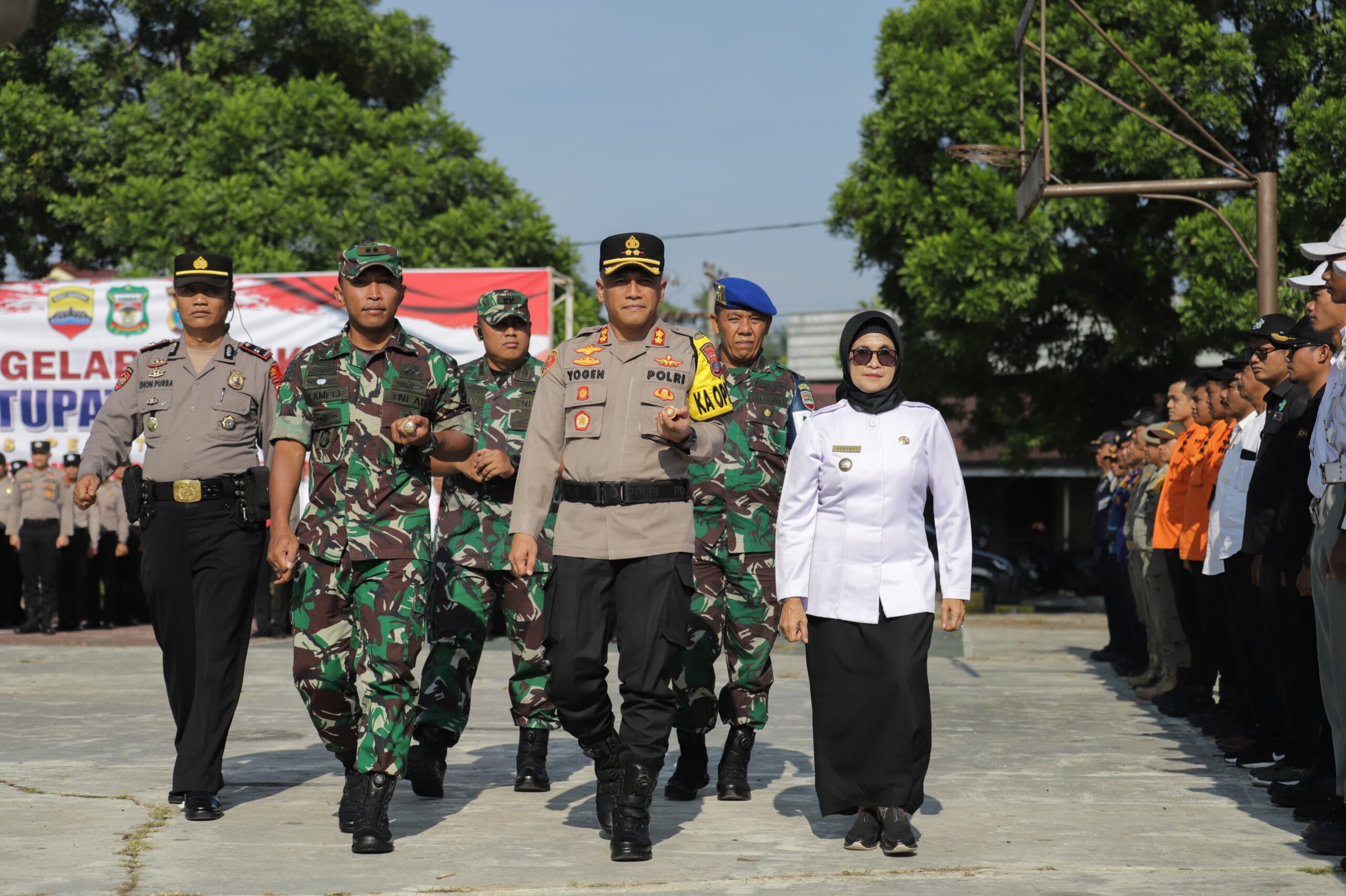 Kapolres Pematangsiantar AKBP Yogen Heroes Baruno (dua kanan) memeriksa barisan bersama Wali Kota Susanti Dewayani (paling kanan) dan lainnya saat apel gelar pasukan Operasi Kepolisian Terpusat Ketupat Toba 2024 di lapangan Aspol Polres, Jl. Sangnaualuh, Rabu (3/4).(Waspada-Ist).