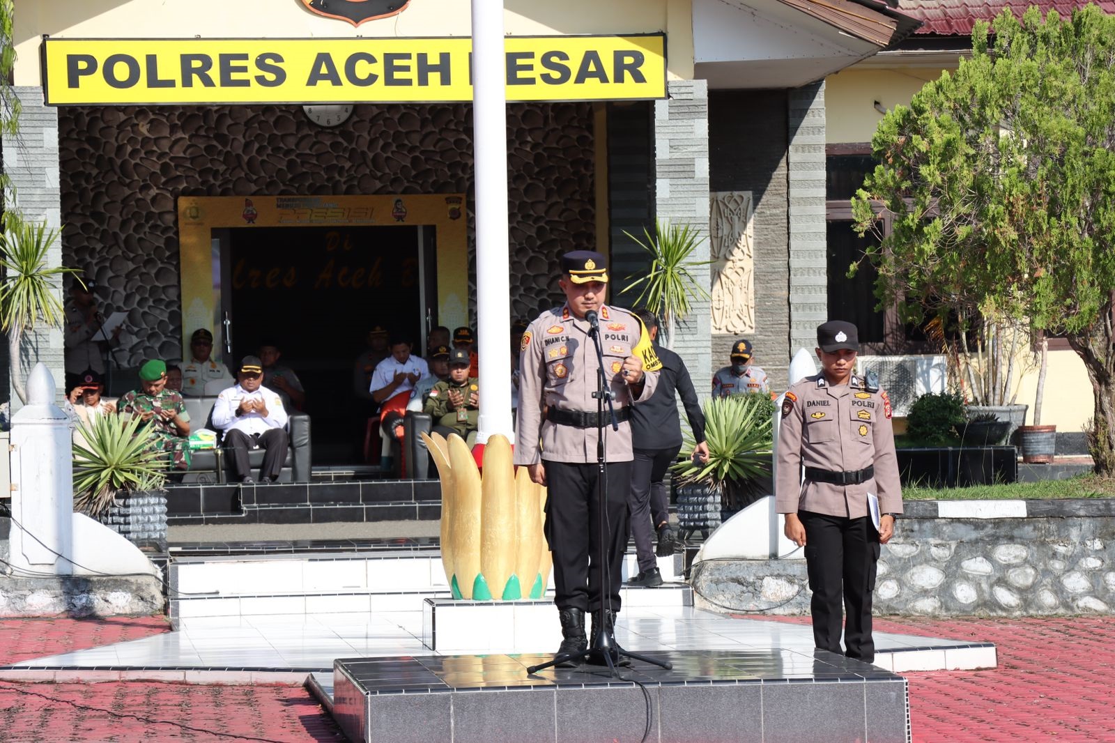 Kapolres Aceh Besar AKBP Dhani Catra Nugraha SIK MH, memimpin apel gelar pasukan Operasi Kepolisian Ketupat Seulawah Tahun 2024, di lapangan apel Mapolres Aceh Besar, Kota Jantho, Rabu (3/4). (Waspada/Ist)