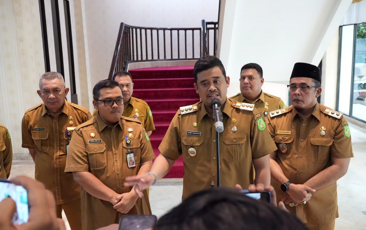 WALIKOTA Kota Medan Bobby Nasution memberikan keterangan saat ditemui wartawan di lobi Kantor Wali Kota Medan, Senin (27/5). Waspada/ist