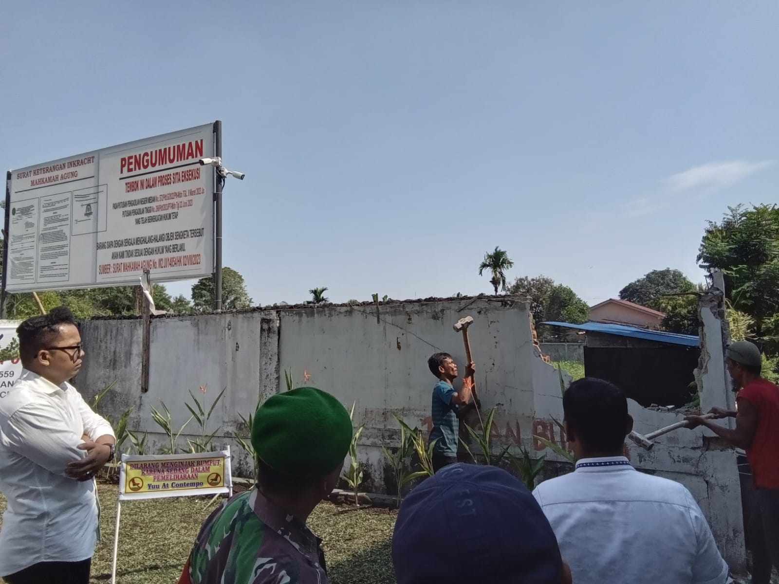 SUASANA pembongkaran tembok di areal perumahan Yuu At Contempo di Jl Brigjen Zein Hamid, Lingkungan VII, Kelurahan Titi Kuning, Kecamatan Medan Johor, Senin (6/5). Waspada/Partono Budy