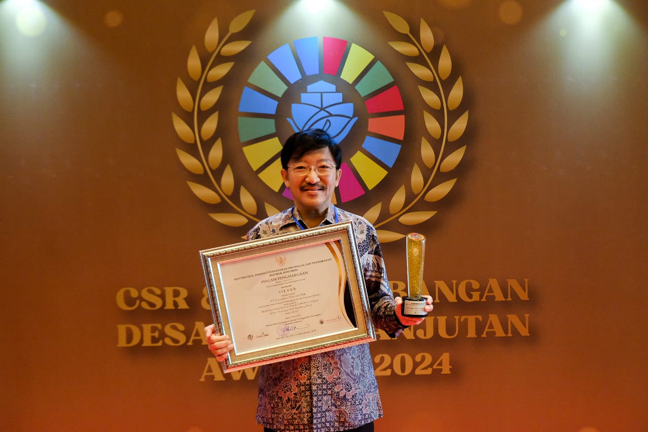 Marco Sumampouw, Direktur Smartfren saat menerima penghargaan kategori silver dalam Corporate Social Responsibility & Pengembangan Desa Berkelanjutan Awards 2024 di Jakarta, Selasa (7/5).