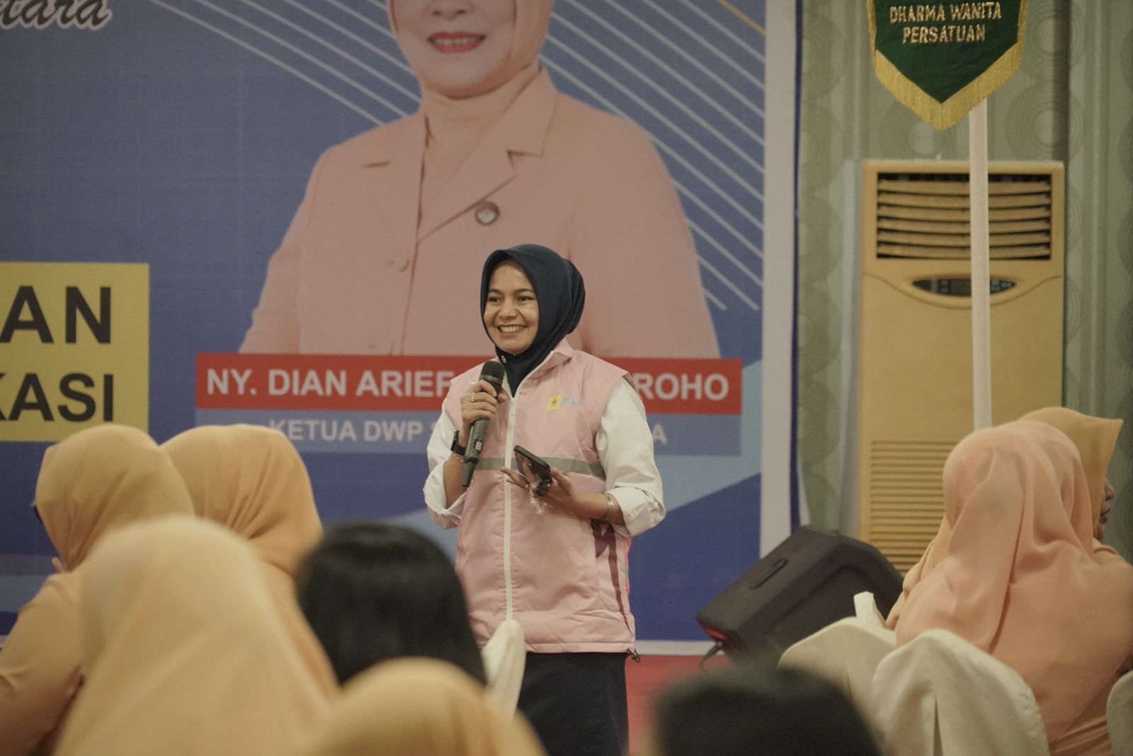 Srikandi PLN, Emmy Robiah selaku Asisten Manager Niaga dan Pemasaran PLN UP3 Medan menjadi narasumber dalam workshop Perencanaan Keuangan dan Ketenagalistrikan Berbasis Aplikasi.