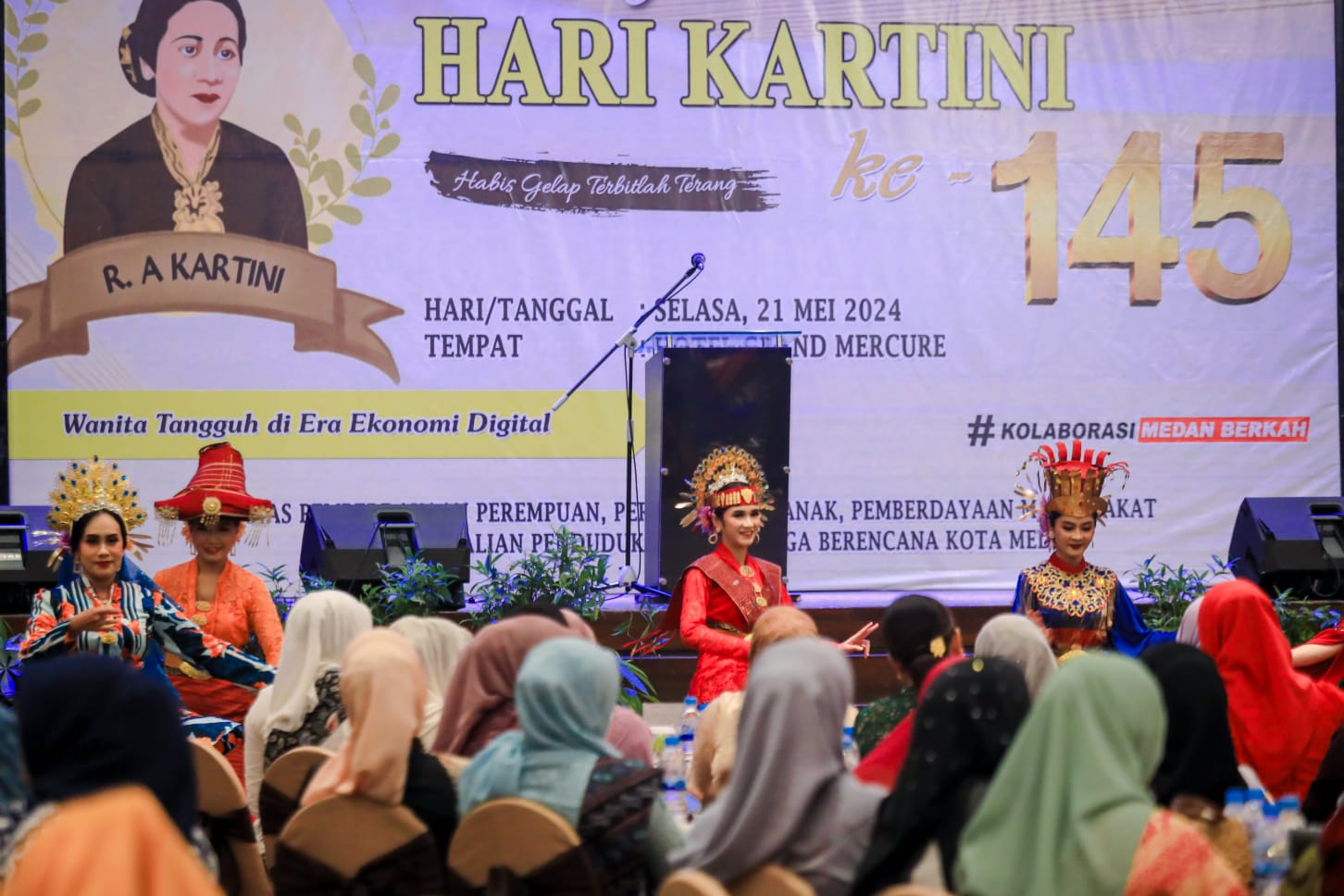 Fashion Show Kebaya Nasional Kader PKK Medan Warnai Peringatan Hari Kartini