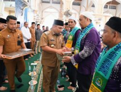 Pj Bupati Peusijuek Dan Lepas Keberangkatan Calhaj Aceh Besar