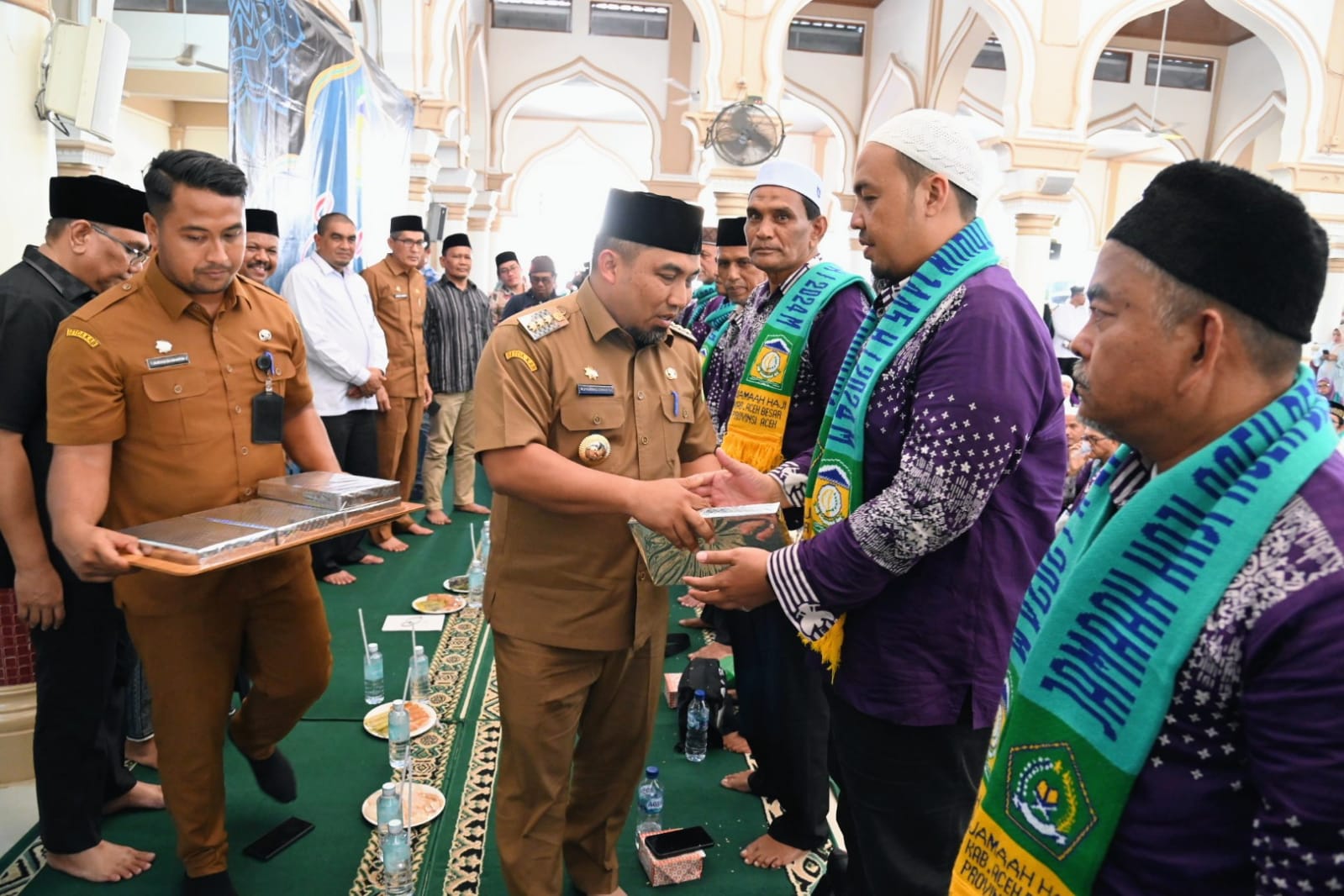 Pj Bupati Peusijuek Dan Lepas Keberangkatan Calhaj Aceh Besar