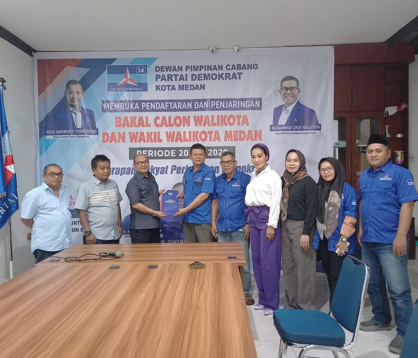 IRMAN menyampaikan formulir pendaftaran Bakal Calon Wakil Wali Kota Medan kepada ketua Panitia Seleksi Bakal Calon Walikota/Wakil Medan DPC Partai Demokrat Medan, Selasa (21/5). Waspada/Ist