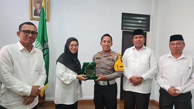 POLDA Sumatera Utara (Polda) Sumut dan Sat Lantas Polrestabes Medan bekerja sama dengan Universitas Islam Negeri Sumatera (UINSU) yang berlokasi di Jl. Pasar V Timur Desa Medan Estate, Kecamatan Percut Seituan, Deliserdang dalam program SIM Keliling Masuk Kampus. Waspada/ist