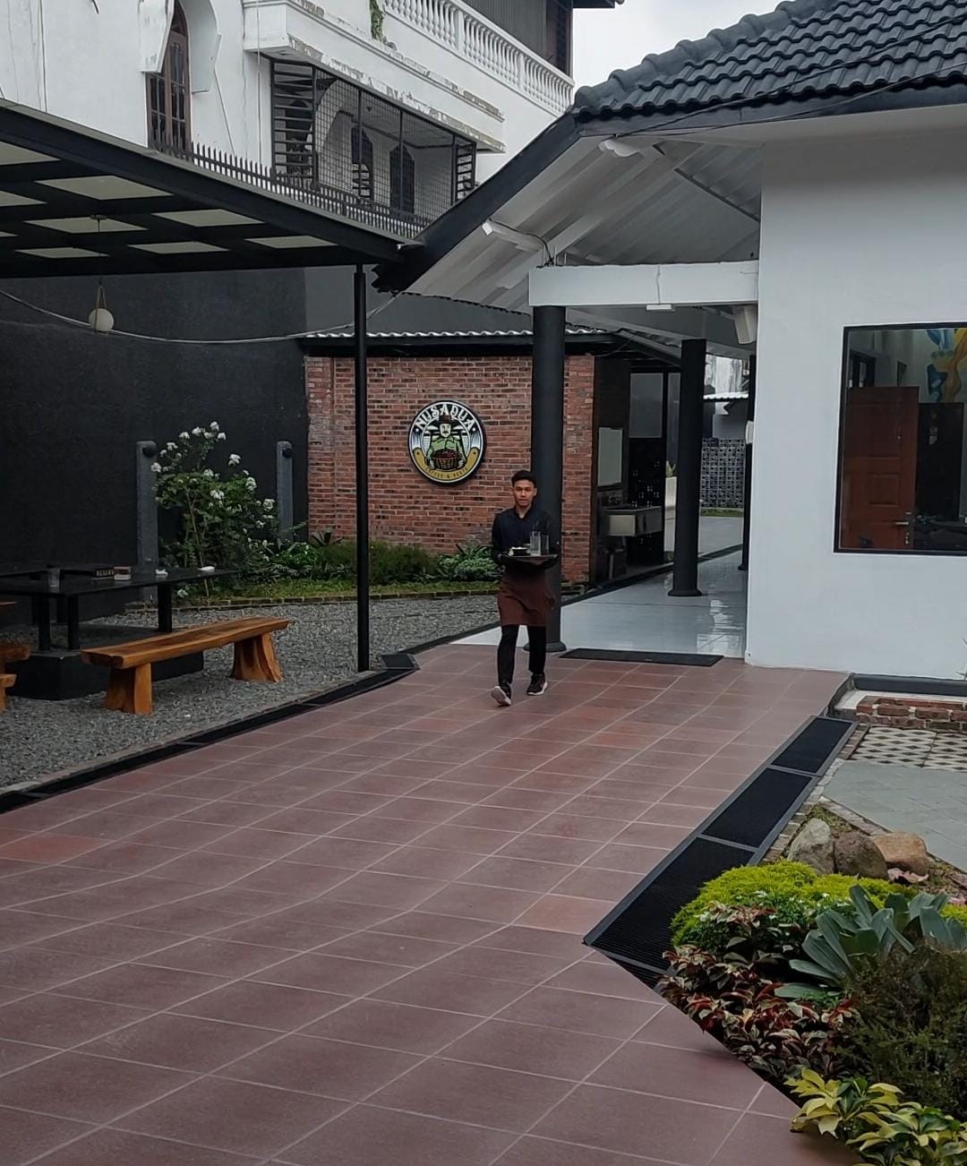 NUSA Dua Coffee & Resto yang terletak di Jalan Putri Hijau Kota Medan tepatnya di depan kantor Samsat Medan hadir dengan konsep bernuansa vintage. Waspada/Ist